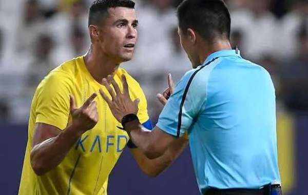 Cristiano Ronaldo gaat tekeer tegen Chinese scheidsrechter Fu Ming nadat hij niet scoort bij debuut in AFC Champions Lea